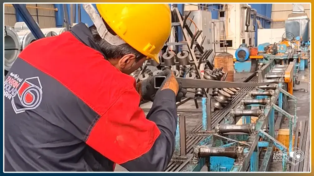تکنسین خط زرین فولاد شهریاری در حال بررسی قوطی پروفیل تولید شده