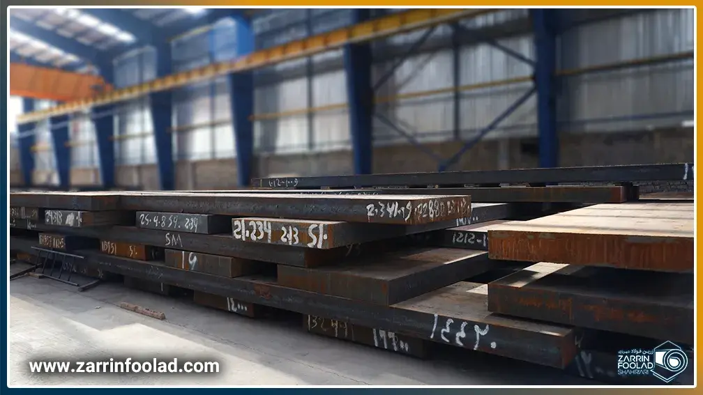 تختال فولادی انبار شده در سوله مسقف